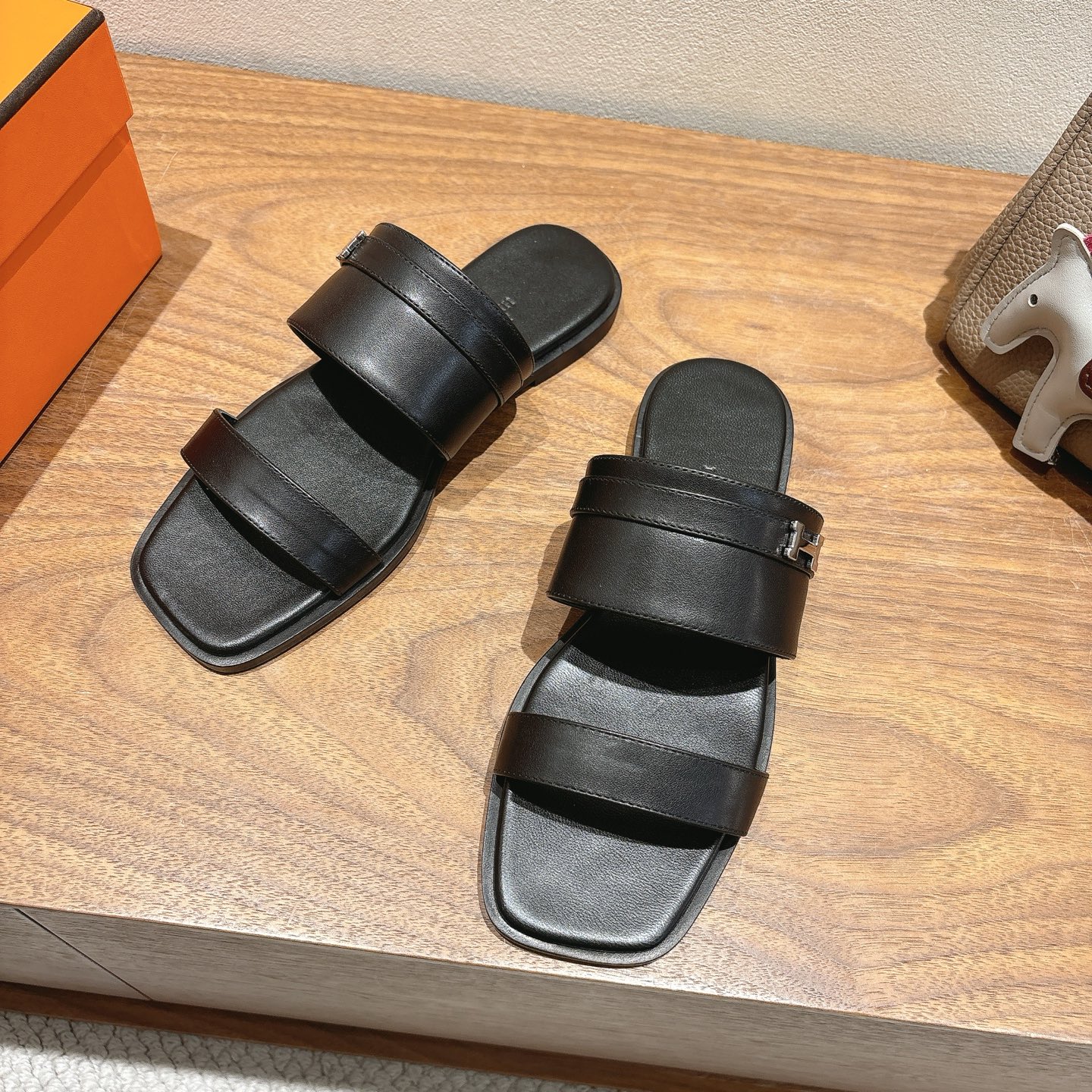 [TOP] HERMES Slippers- Black