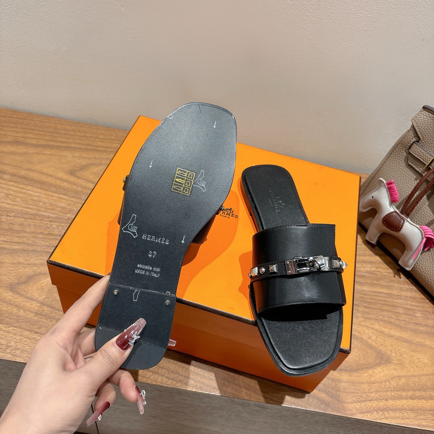 [TOP] HERMES Slippers- Black
