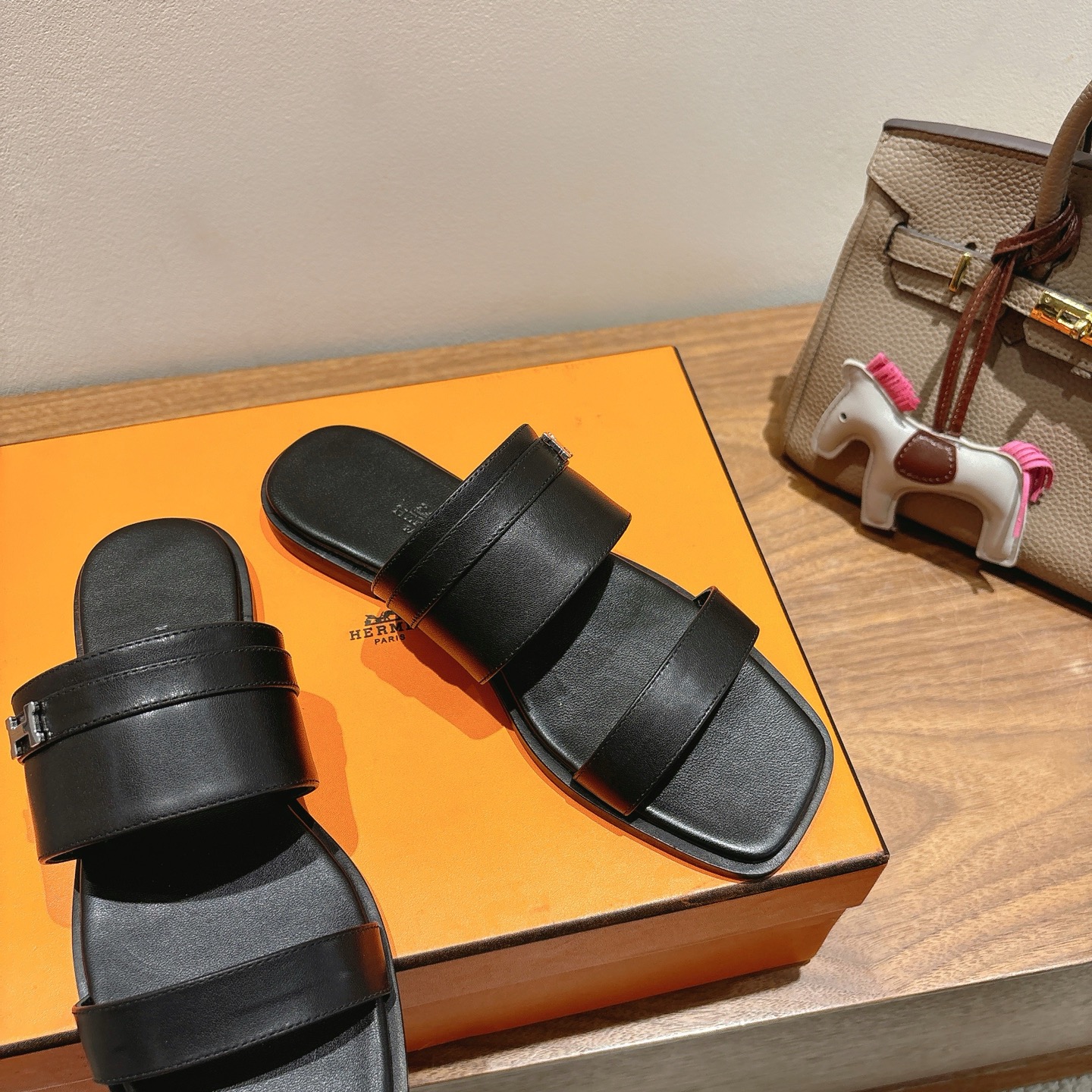 [TOP] HERMES Slippers- Black