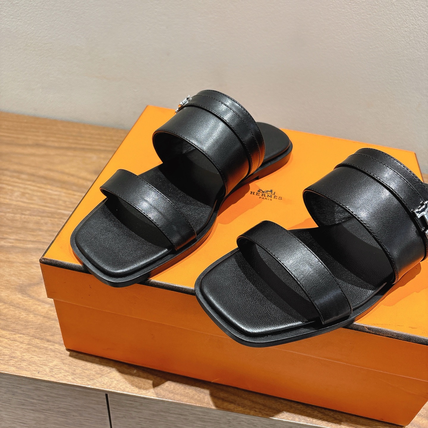 [TOP] HERMES Slippers- Black