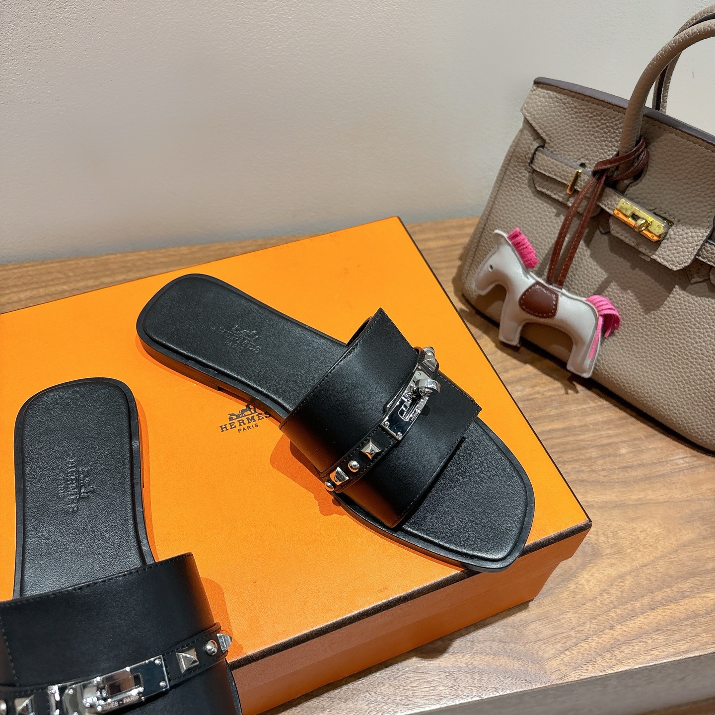 [TOP] HERMES Slippers- Black