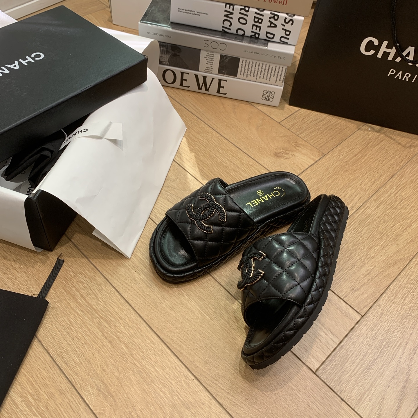 [TOP] CHANEL Slippers - Black