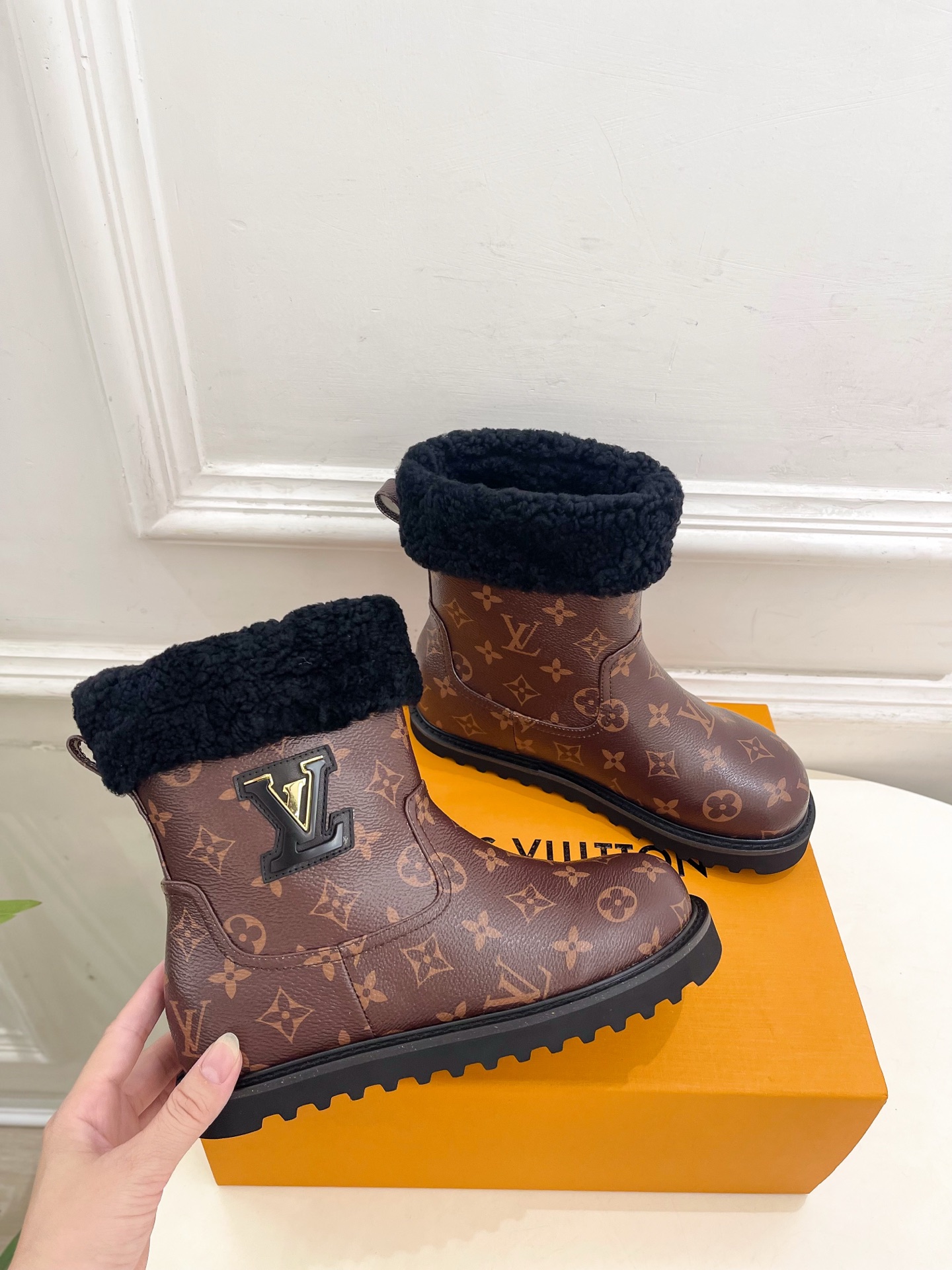 [TOP] Louis Vuitton LV Short Boots - Brown