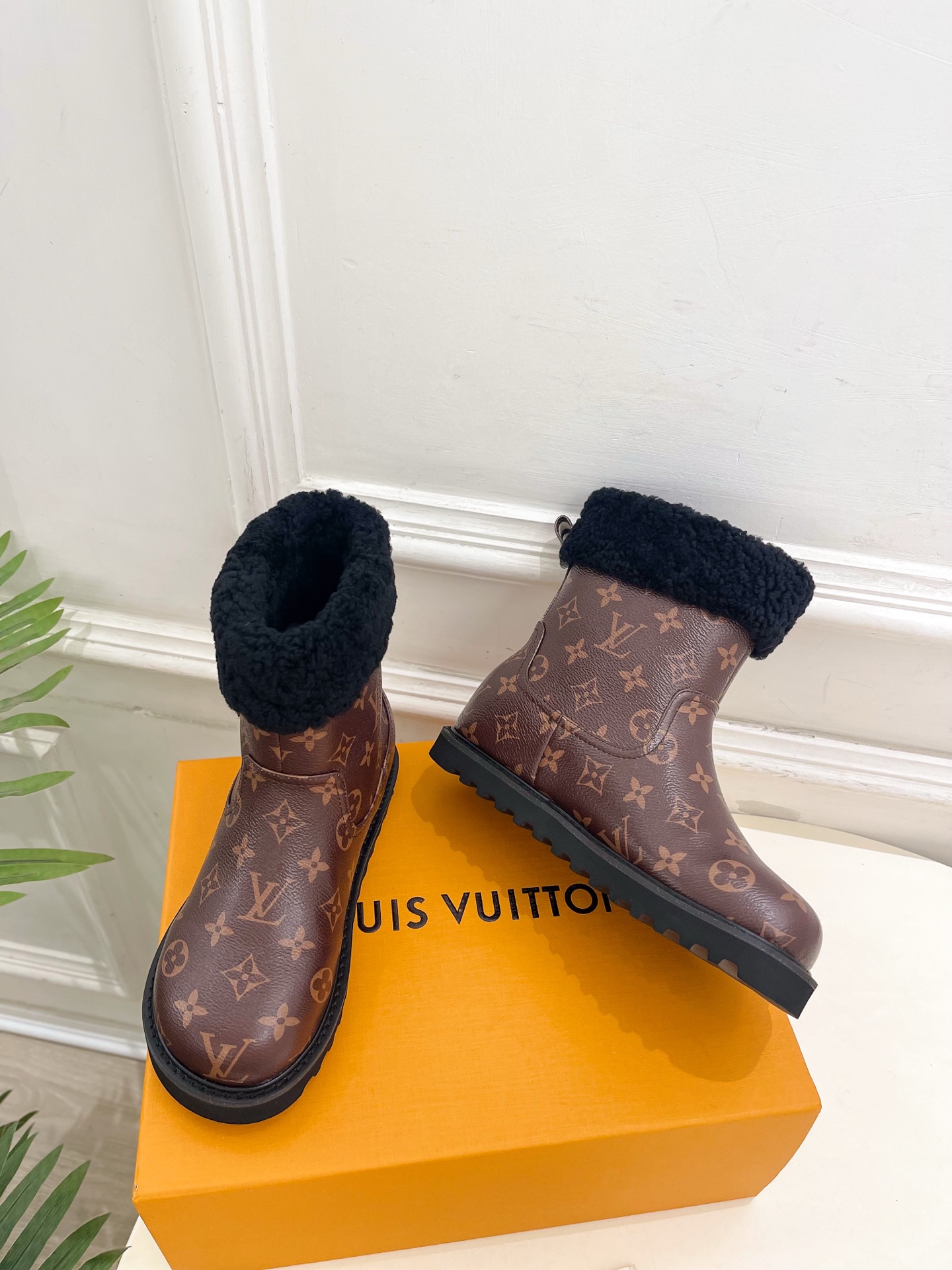 [TOP] Louis Vuitton LV Short Boots - Brown