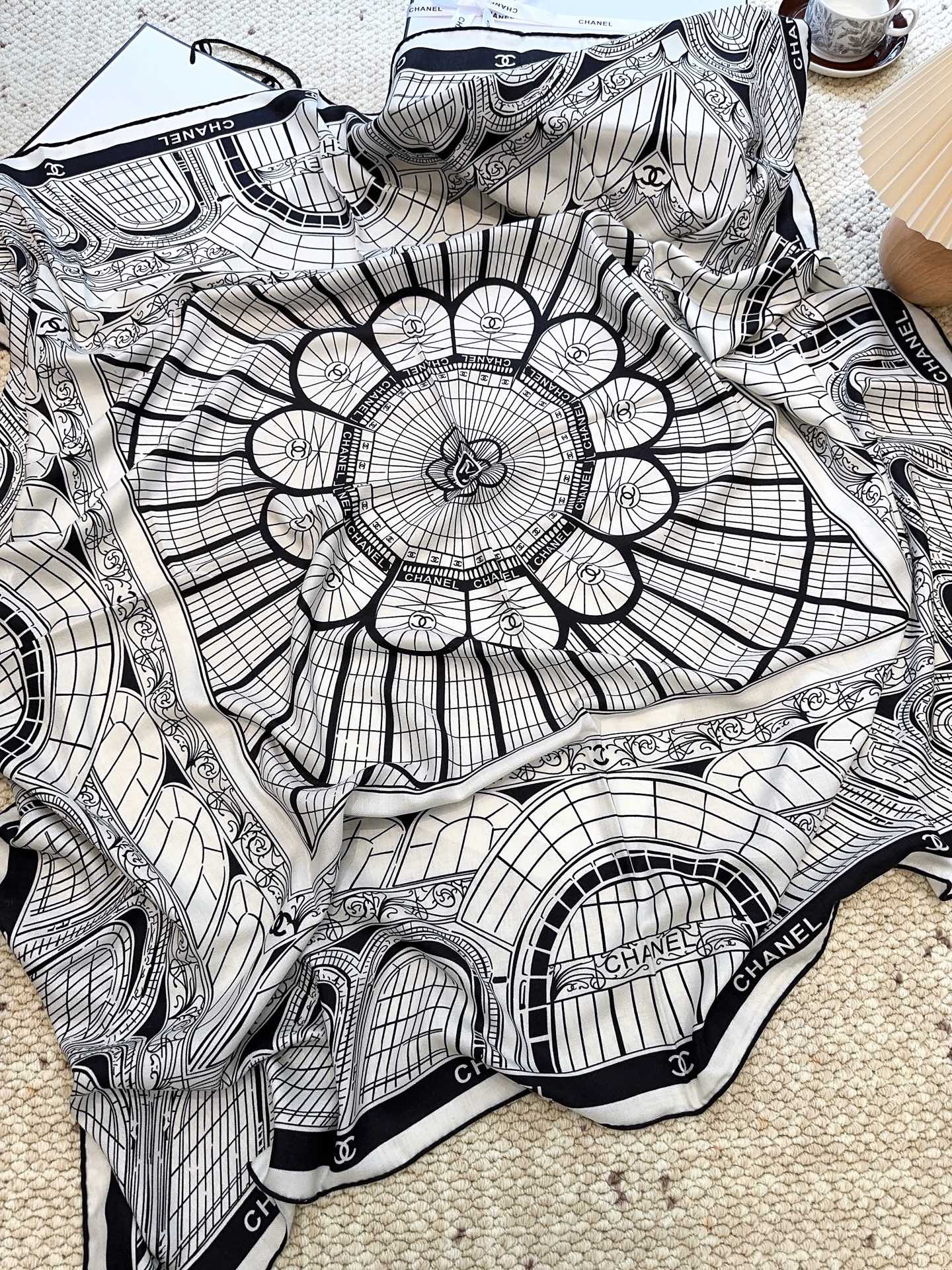 [TOP] CHANEL CC Scarf 140x140cm - White and Black