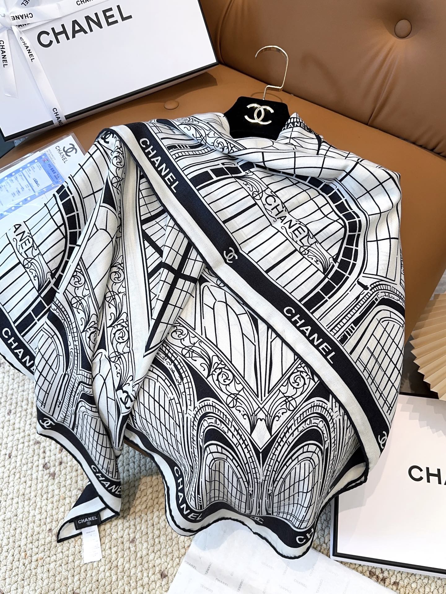 [TOP] CHANEL CC Scarf 140x140cm - White and Black