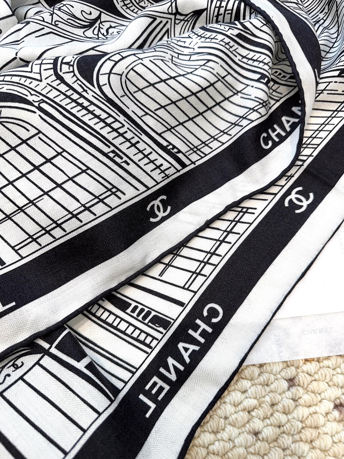 [TOP] CHANEL CC Scarf 140x140cm - White and Black