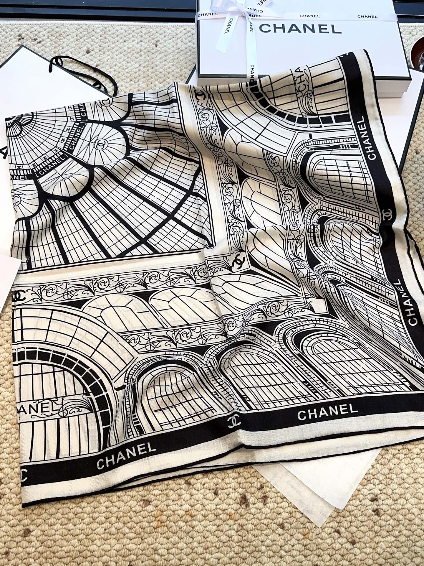 [TOP] CHANEL CC Scarf 140x140cm - White and Black