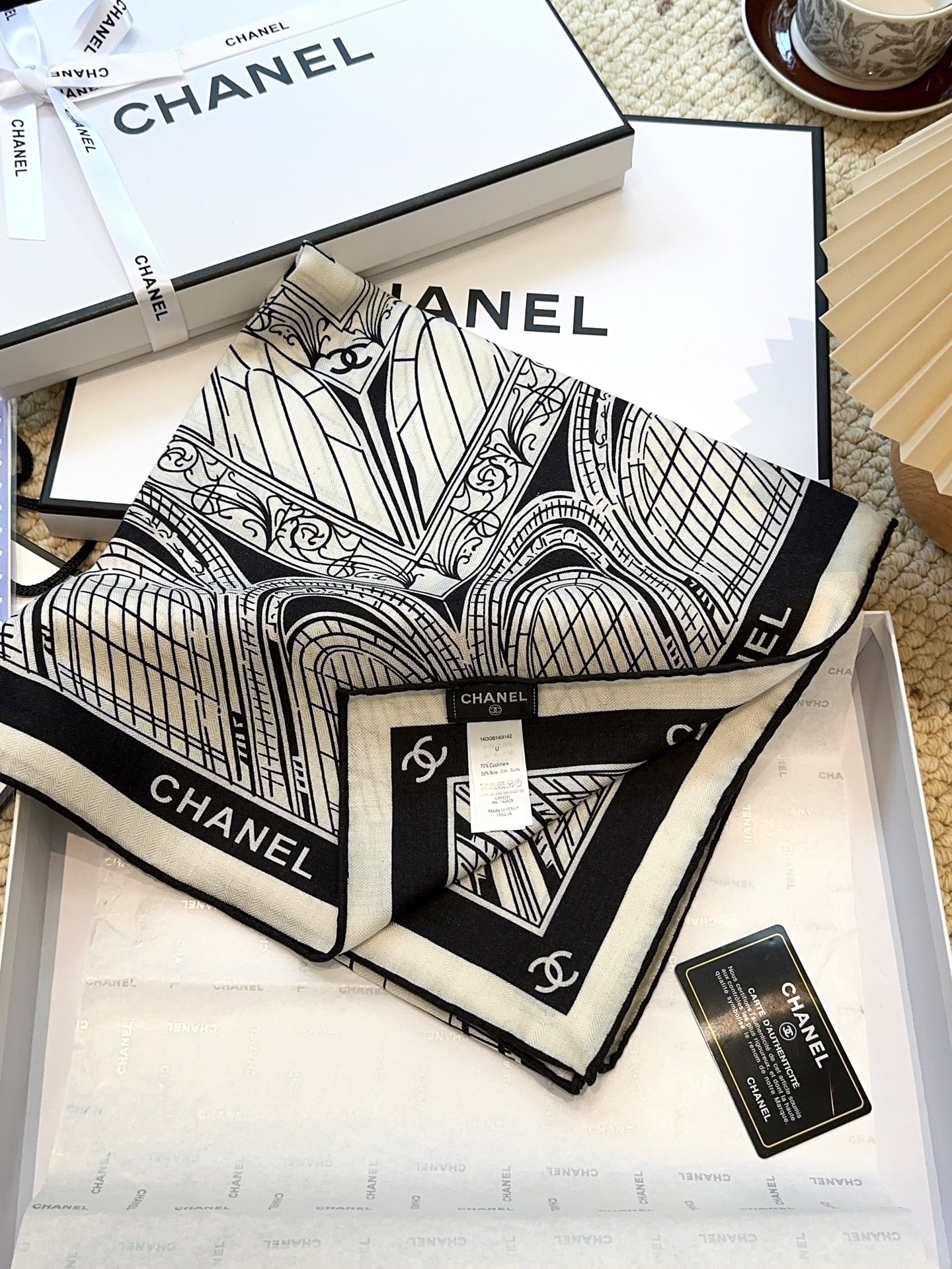 [TOP] CHANEL CC Scarf 140x140cm - White and Black