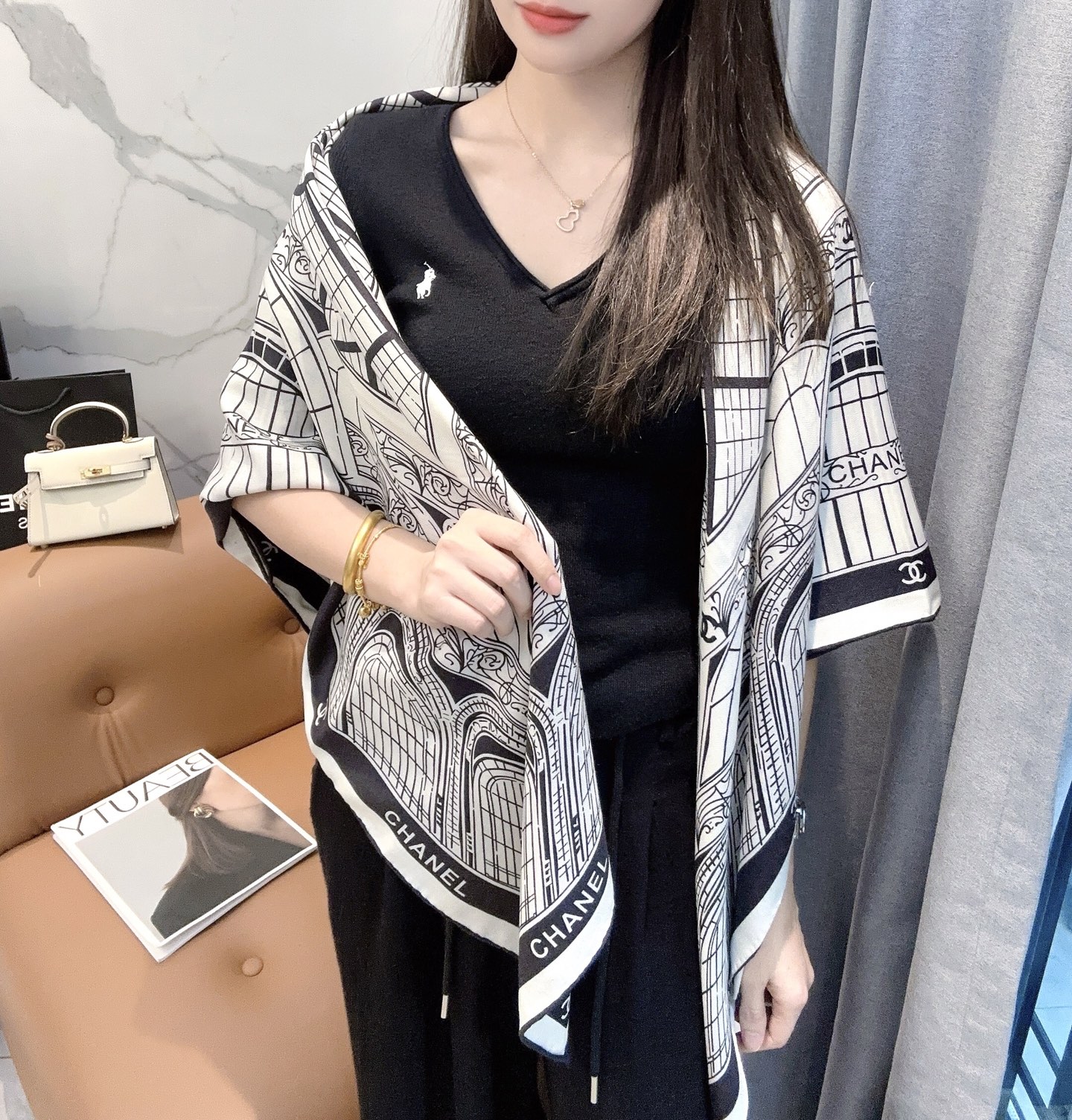 [TOP] CHANEL CC Scarf 140x140cm - White and Black