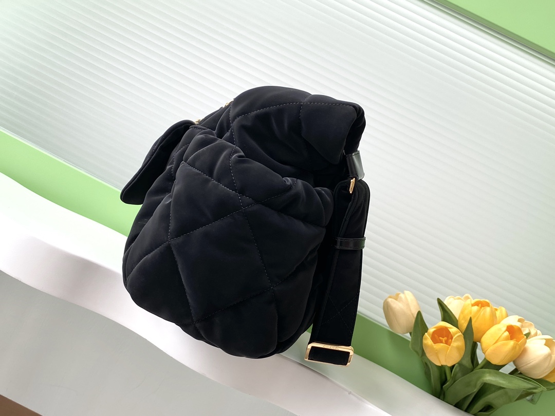 [TOP] CHANEL Coco Neige Hobo Bag 22-44-18cm - Black&GHW