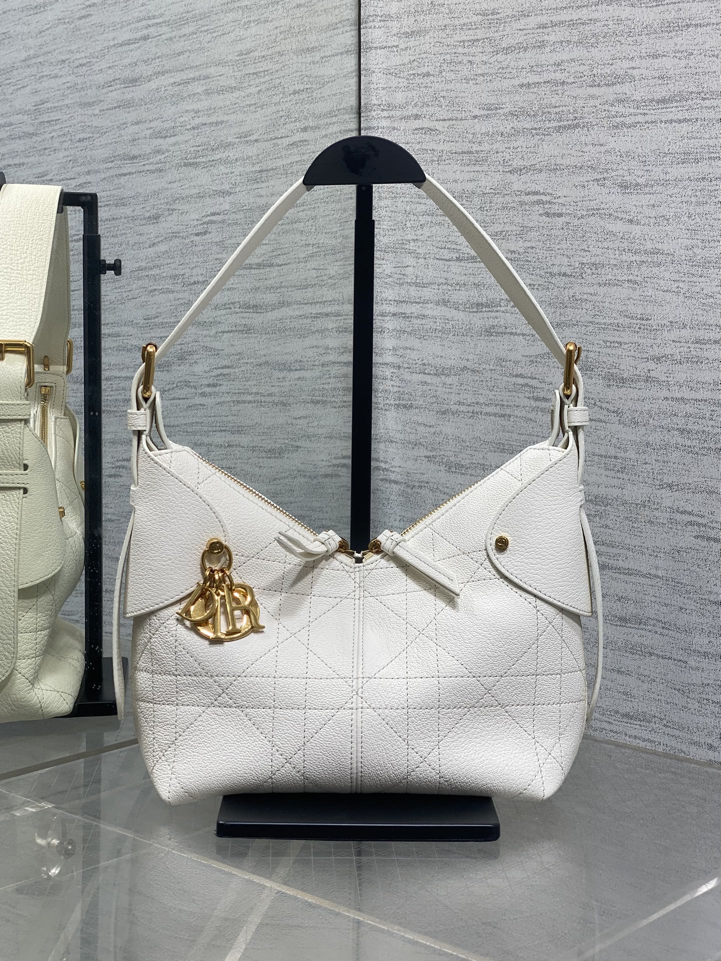 [TOP] Christian Dior Dior Voyage  Bag Cowhide 3 Sizes - White