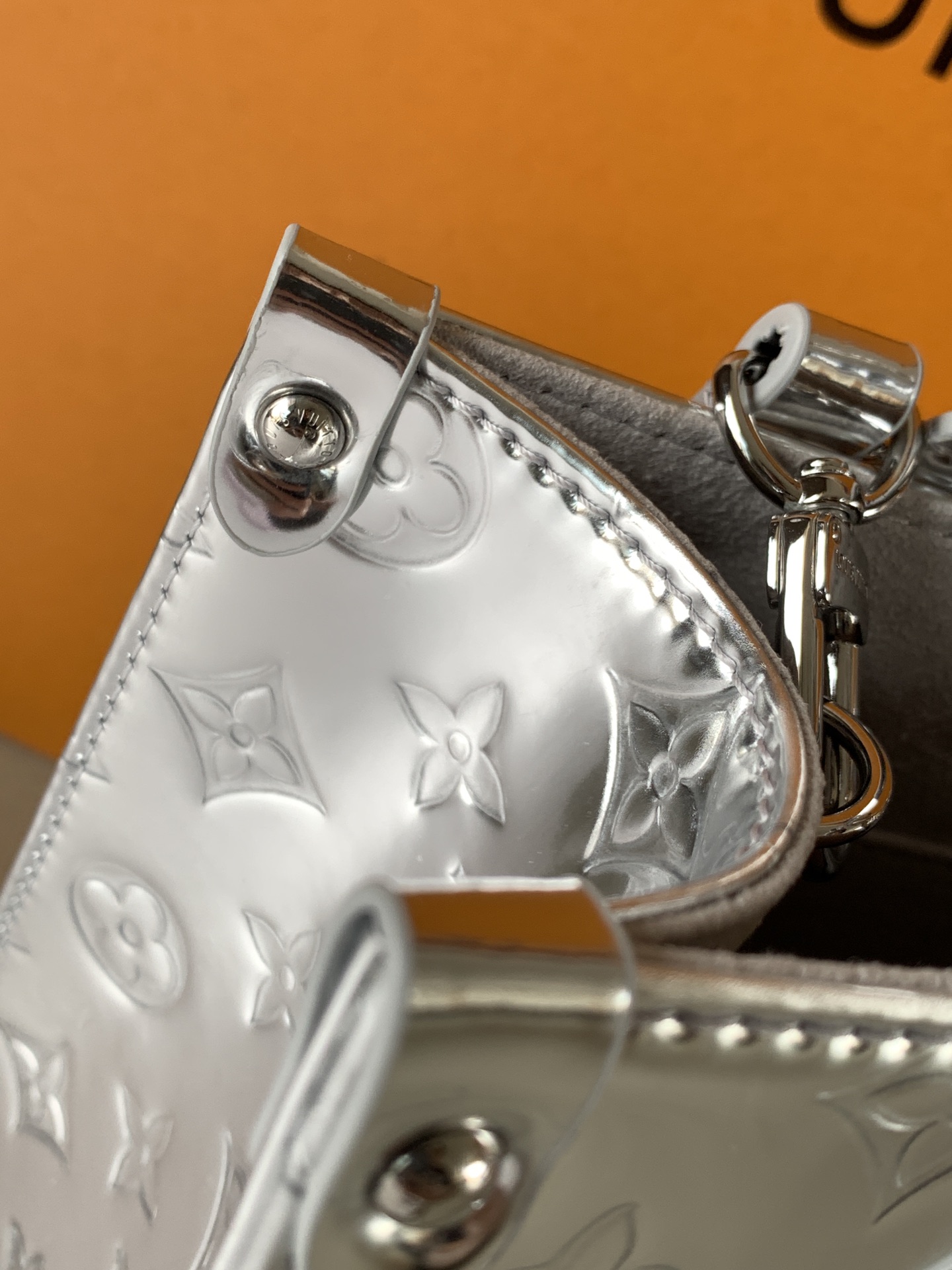 [TOP] Louis Vuitton LV On The Go Bag Monogram Miroir 25X19X11.5cm - Silver