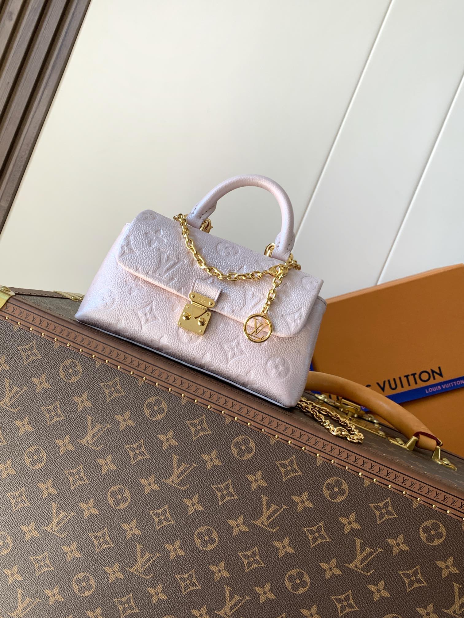 [TOP] Louis Vuitton LV Nano Madeleine Bag Monogram Empreinte Leather 21× 12.5 × 6cm - Pearl Pink