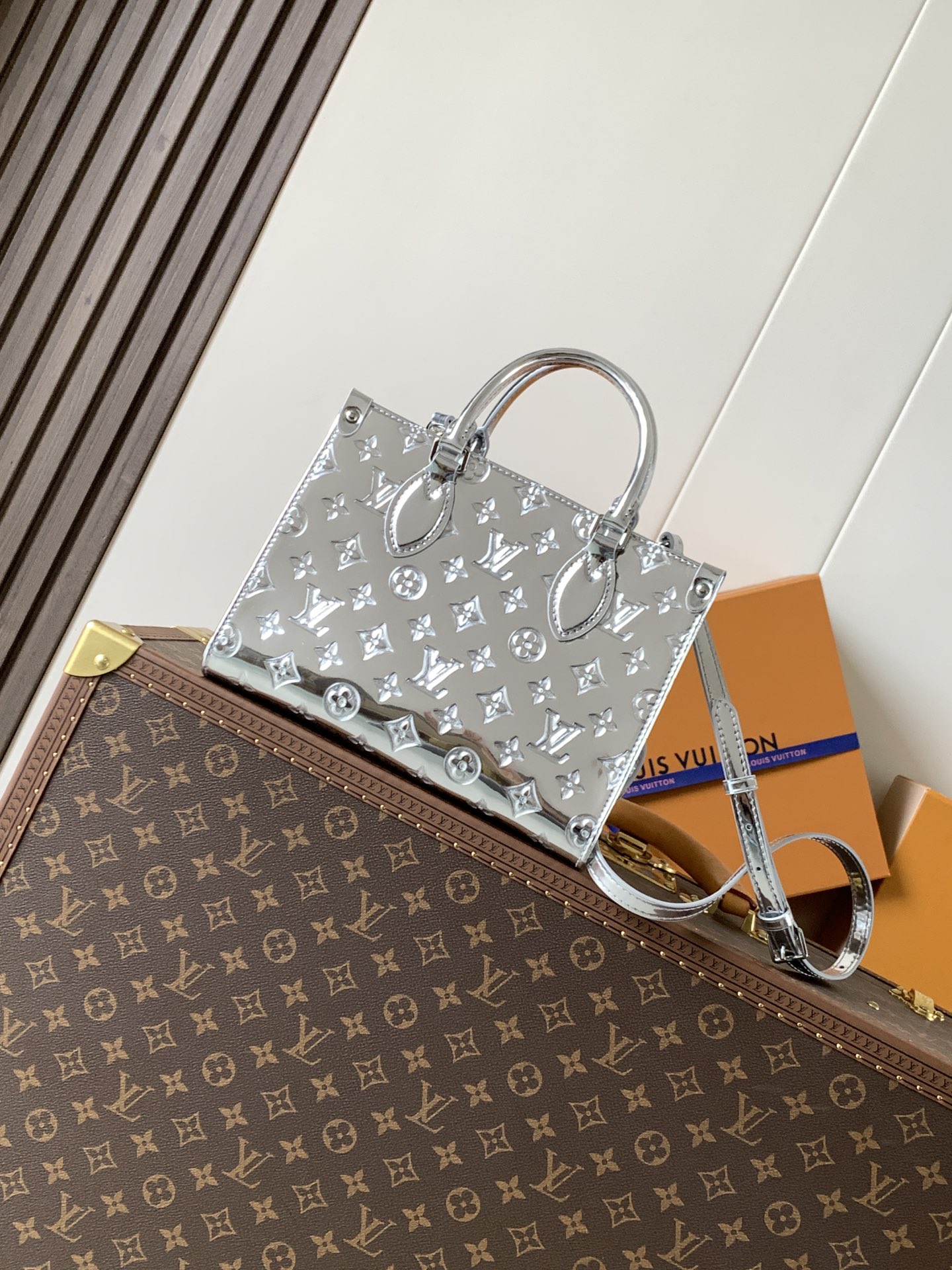 [TOP] Louis Vuitton LV On The Go Bag Monogram Miroir 25X19X11.5cm - Silver