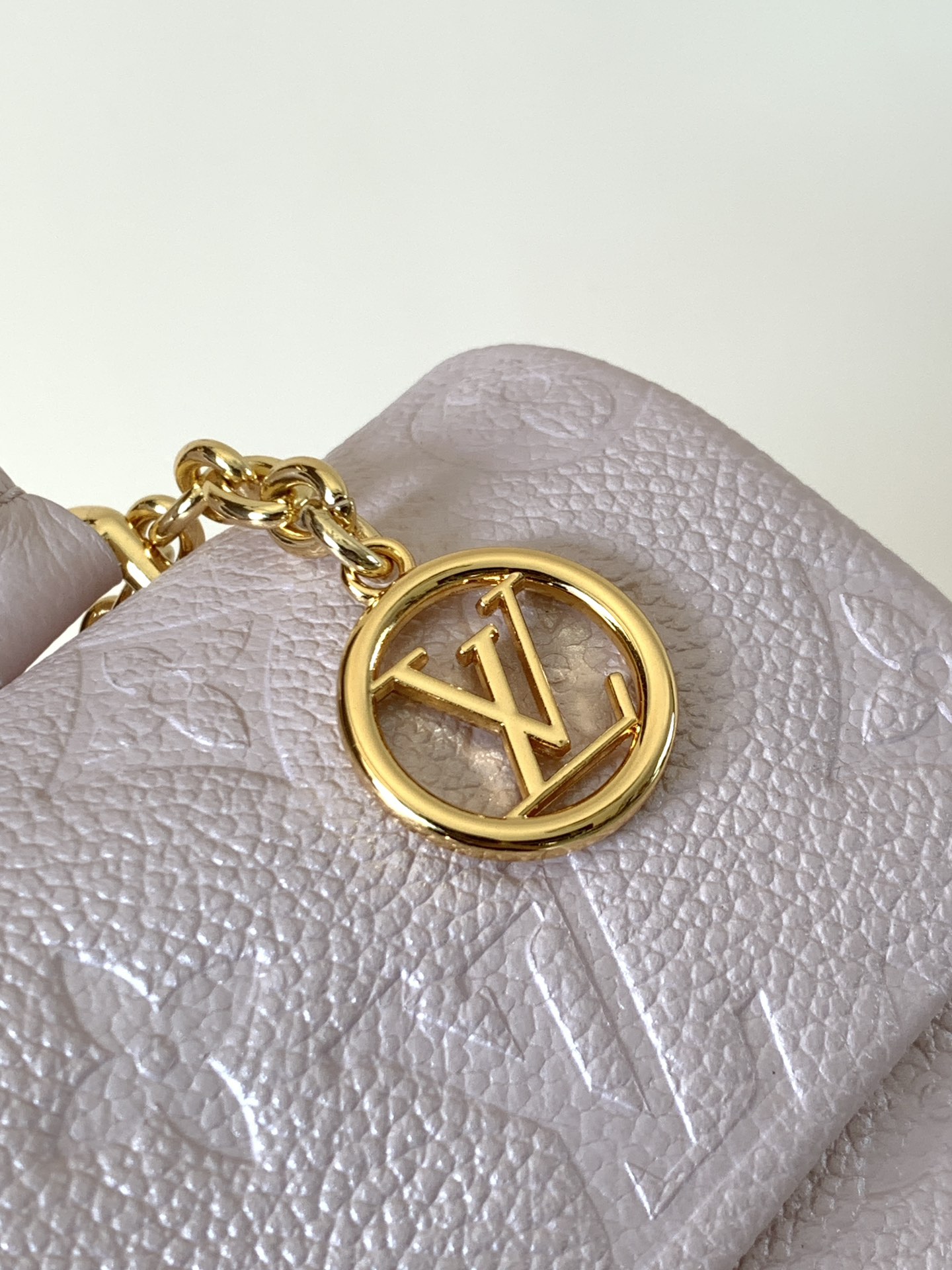 [TOP] Louis Vuitton LV Nano Madeleine Bag Monogram Empreinte Leather 21× 12.5 × 6cm - Pearl Pink