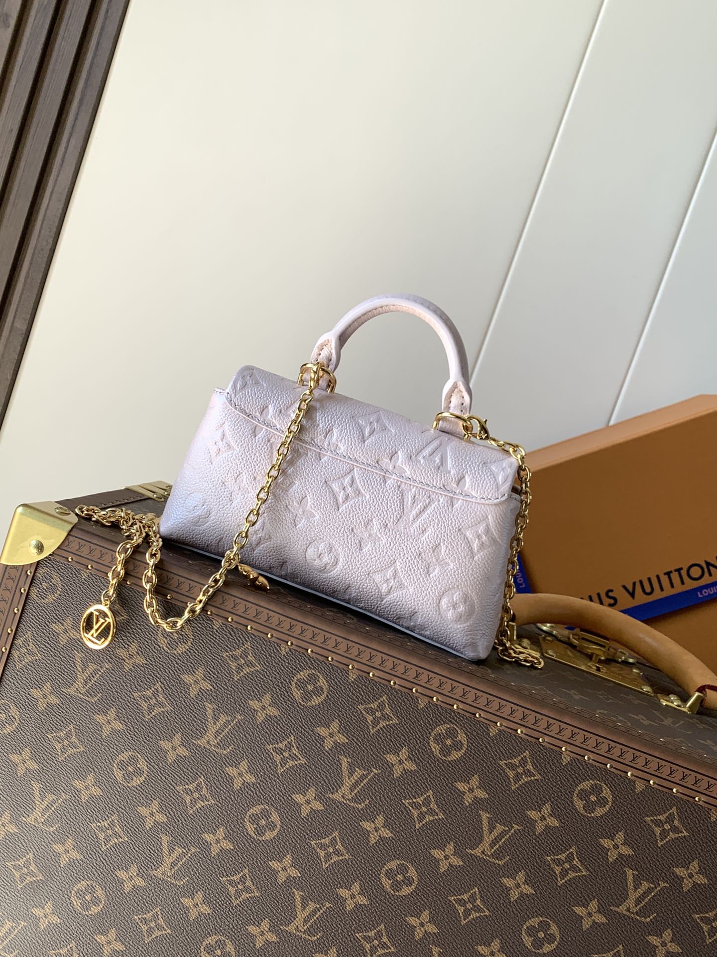 [TOP] Louis Vuitton LV Nano Madeleine Bag Monogram Empreinte Leather 21× 12.5 × 6cm - Pearl Pink