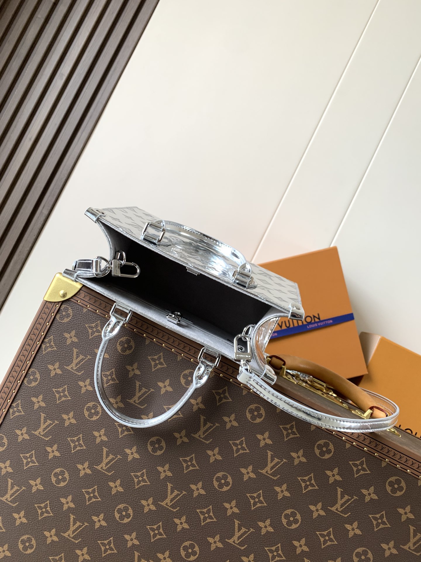 [TOP] Louis Vuitton LV On The Go Bag Monogram Miroir 25X19X11.5cm - Silver