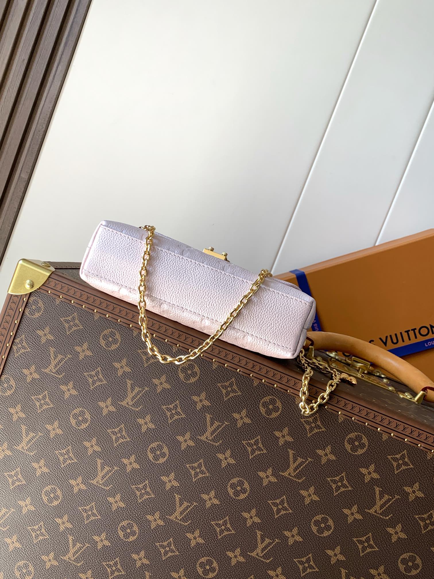 [TOP] Louis Vuitton LV Nano Madeleine Bag Monogram Empreinte Leather 21× 12.5 × 6cm - Pearl Pink
