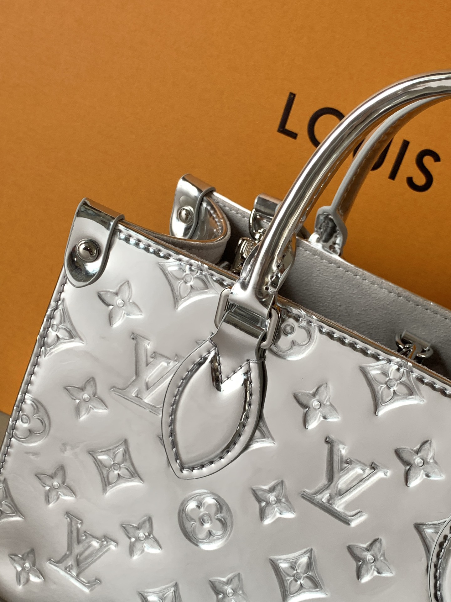 [TOP] Louis Vuitton LV On The Go Bag Monogram Miroir 25X19X11.5cm - Silver