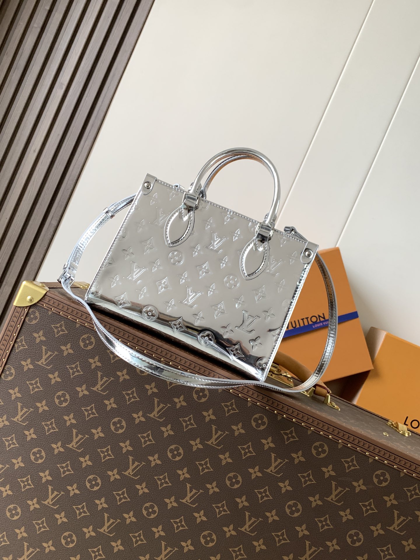 [TOP] Louis Vuitton LV On The Go Bag Monogram Miroir 25X19X11.5cm - Silver
