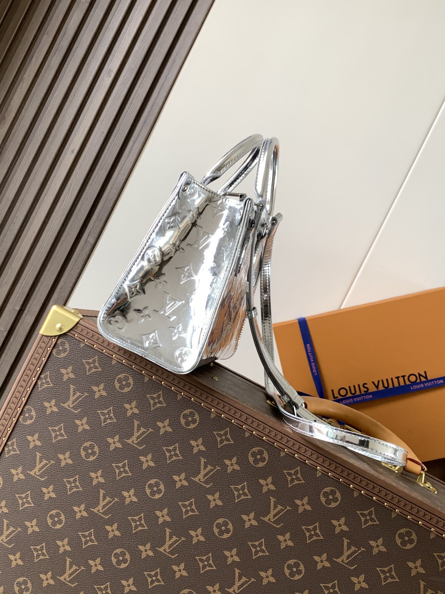 [TOP] Louis Vuitton LV On The Go Bag Monogram Miroir 25X19X11.5cm - Silver