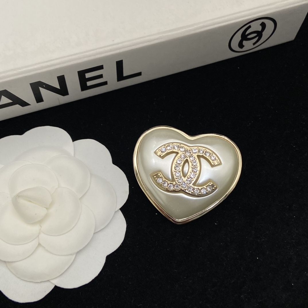 [TOP] CHANEL CC Heart Brooch - White