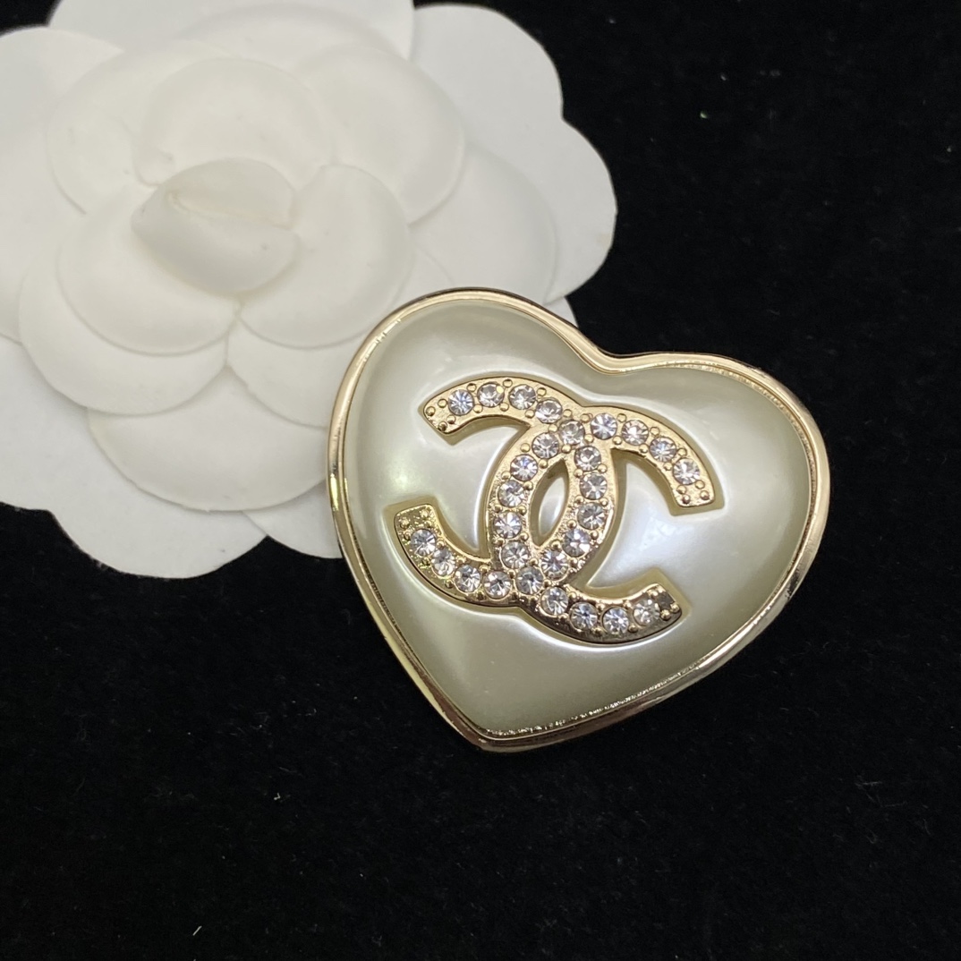 [TOP] CHANEL CC Heart Brooch - White