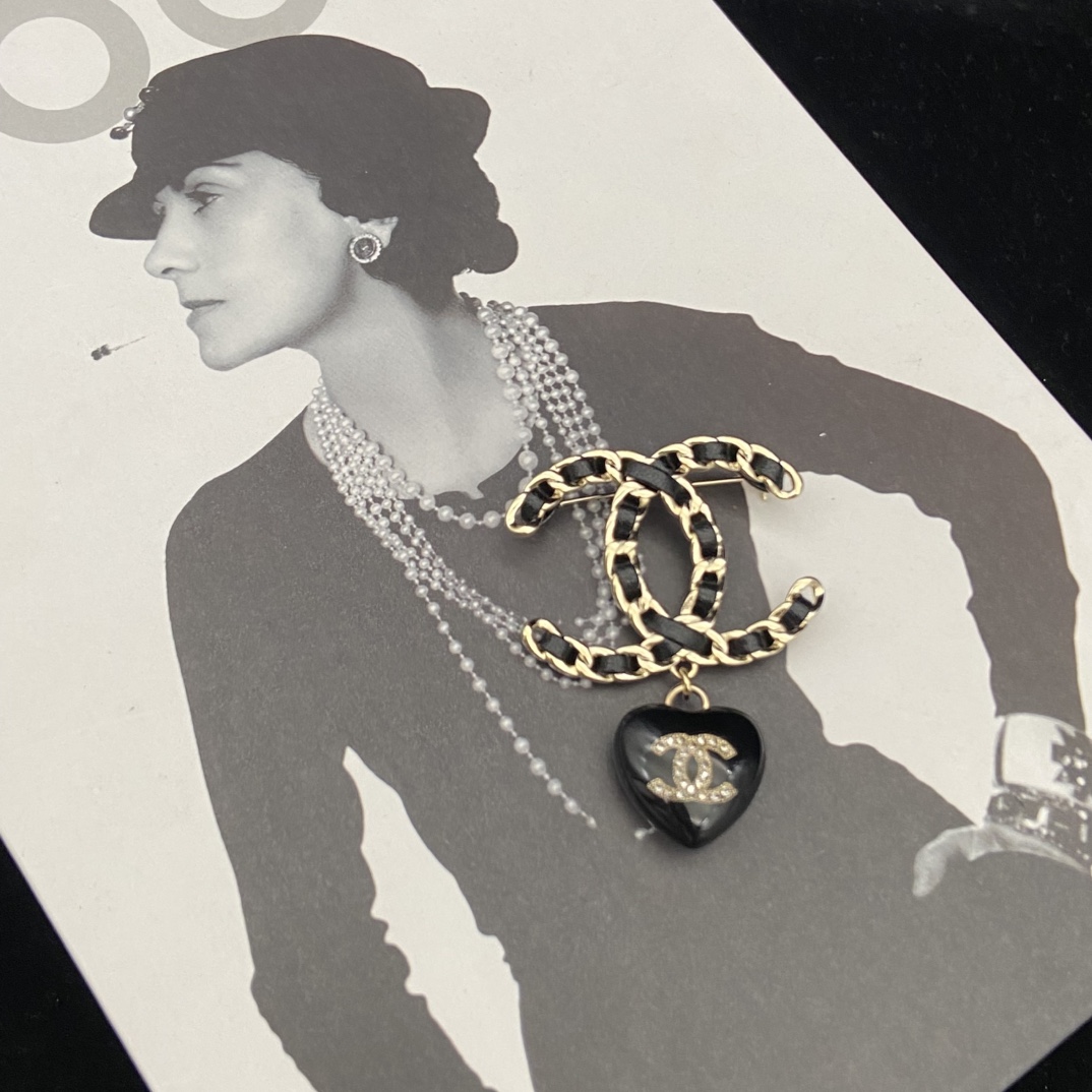 [TOP] CHANEL CC Heart Brooch - Black