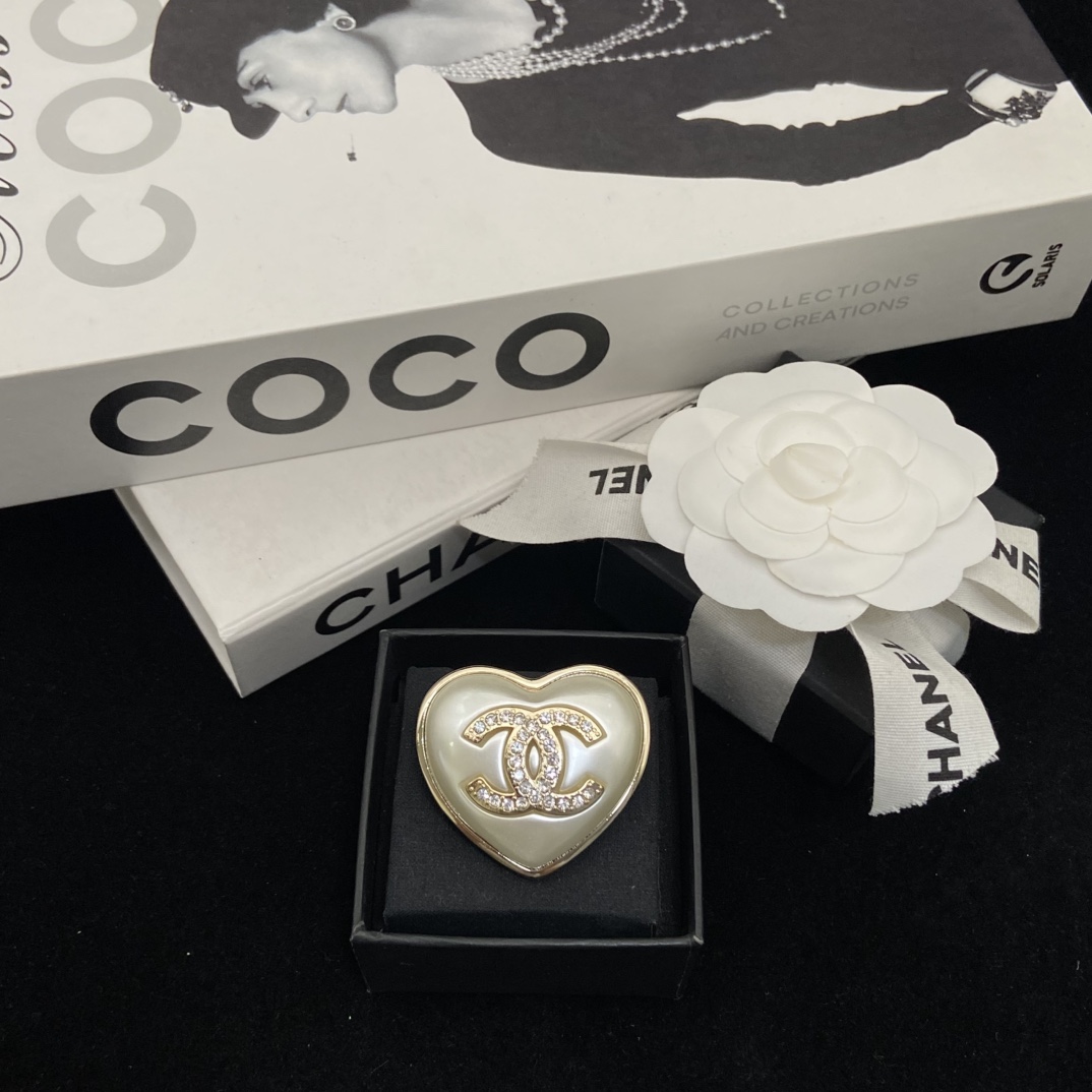 [TOP] CHANEL CC Heart Brooch - White