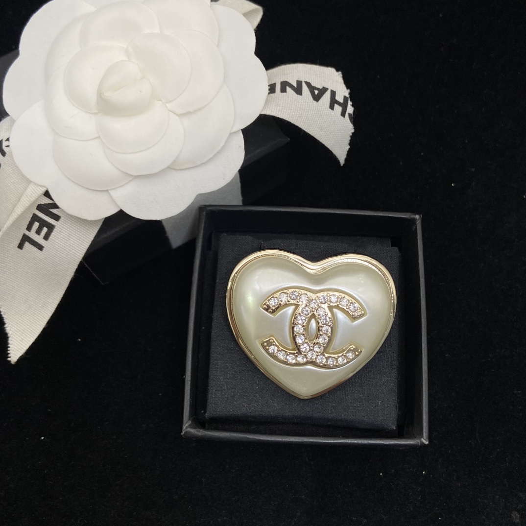 [TOP] CHANEL CC Heart Brooch - White