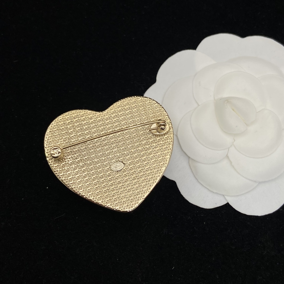 [TOP] CHANEL CC Heart Brooch - White