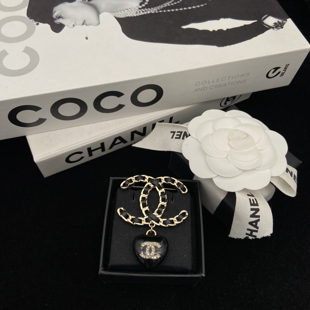 [TOP] CHANEL CC Heart Brooch - Black