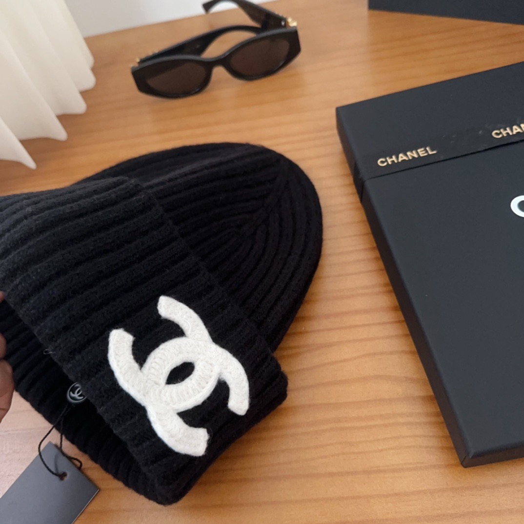 [TOP] CHANEL Knitted  Hat - Black