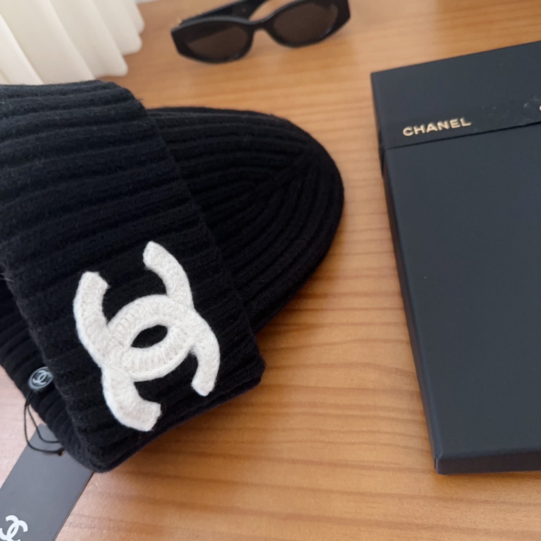 [TOP] CHANEL Knitted  Hat - Black