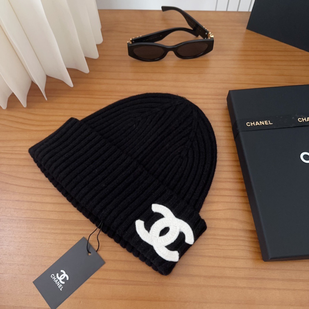 [TOP] CHANEL Knitted  Hat - Black