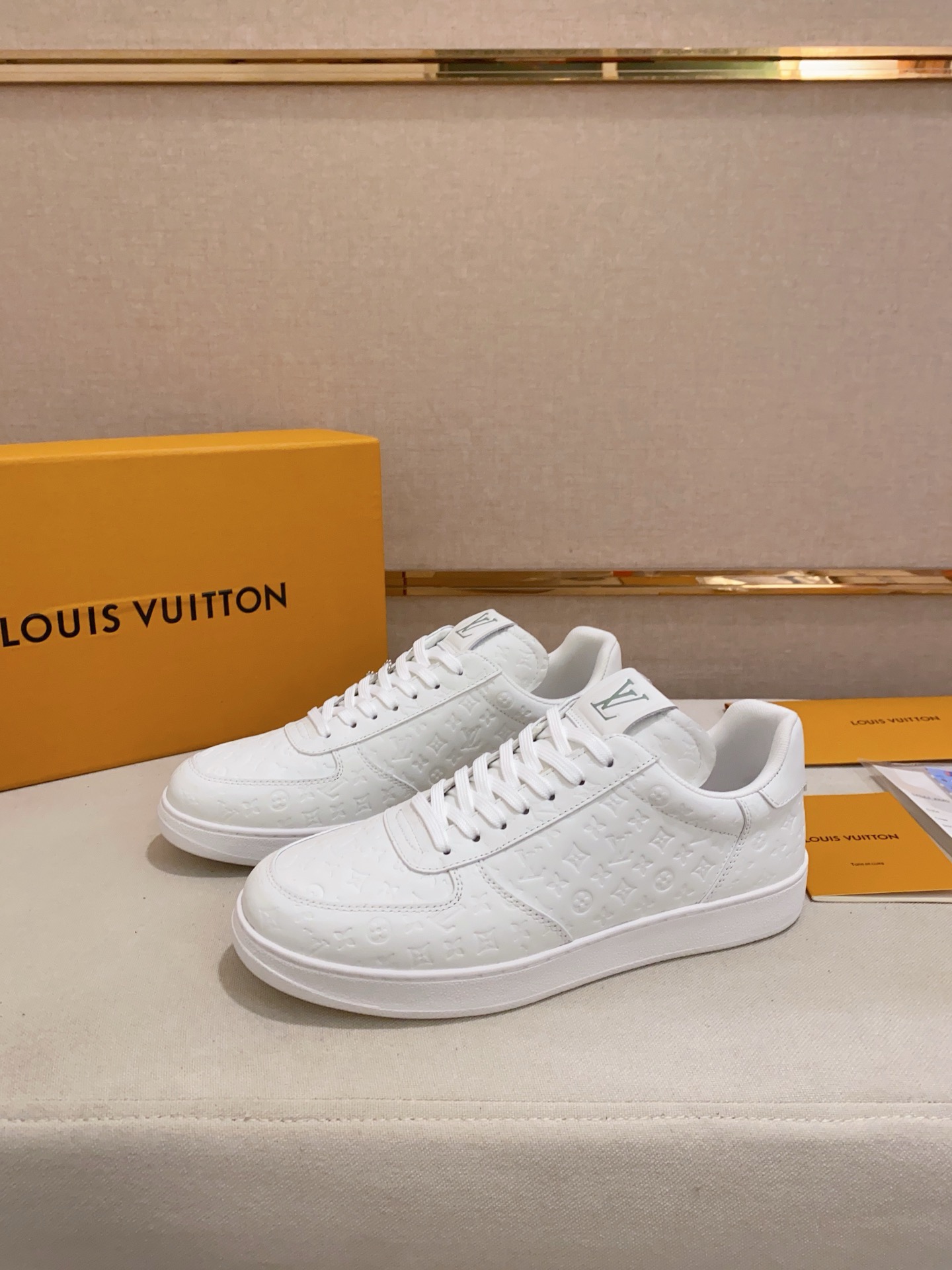 [TOP] Louis Vuitton LV Men's Cowhide Sneakers - 2 Colors