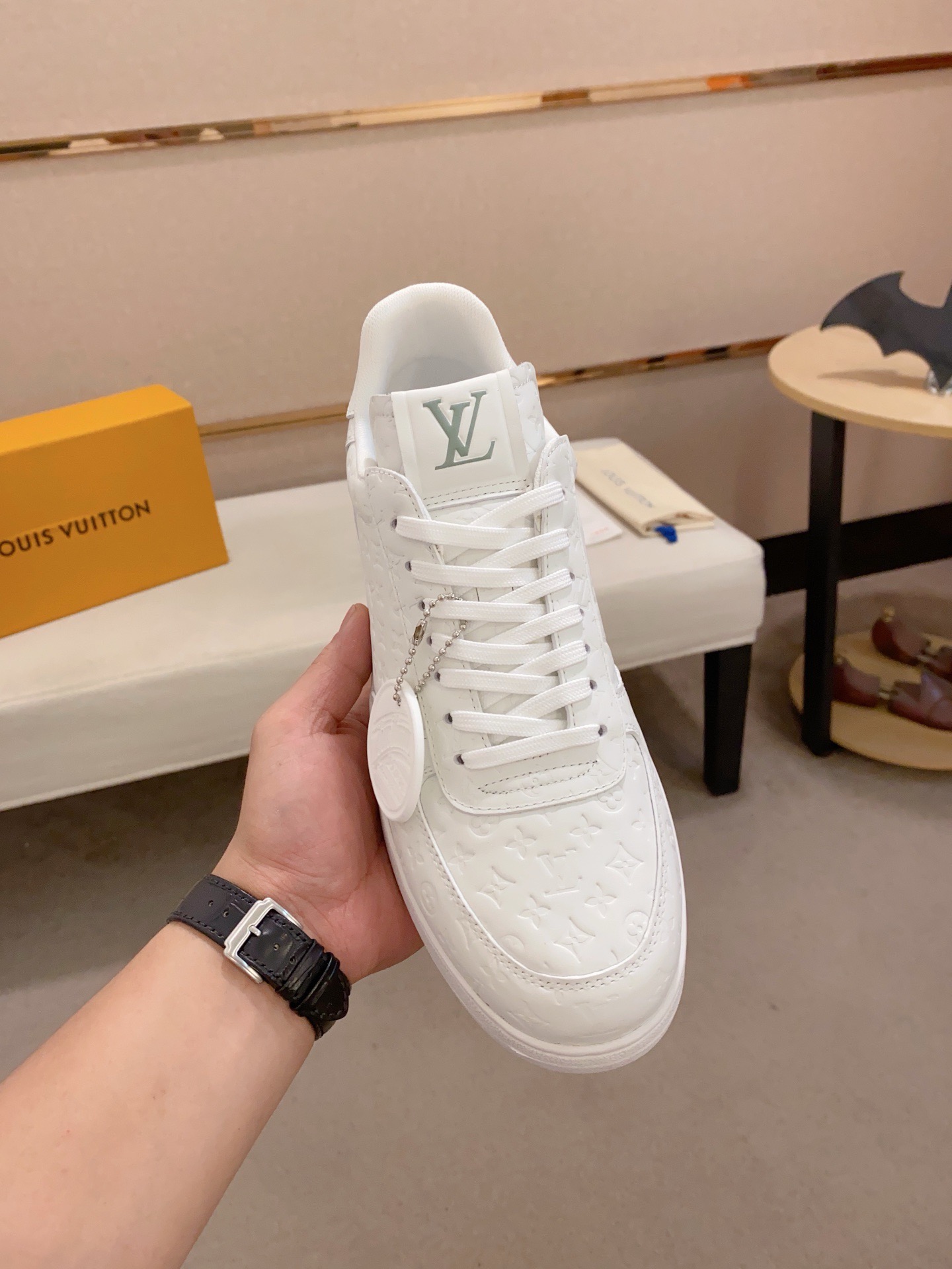 [TOP] Louis Vuitton LV Men's Cowhide Sneakers - 2 Colors