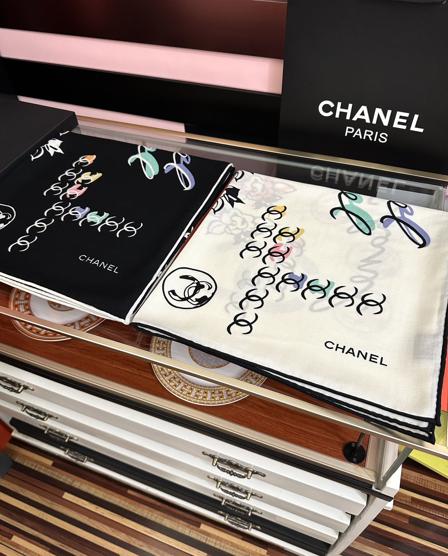 [TOP] CHANEL 70% Cashmere + 30% Silk Scarf 140x140 cm - 2 Colors