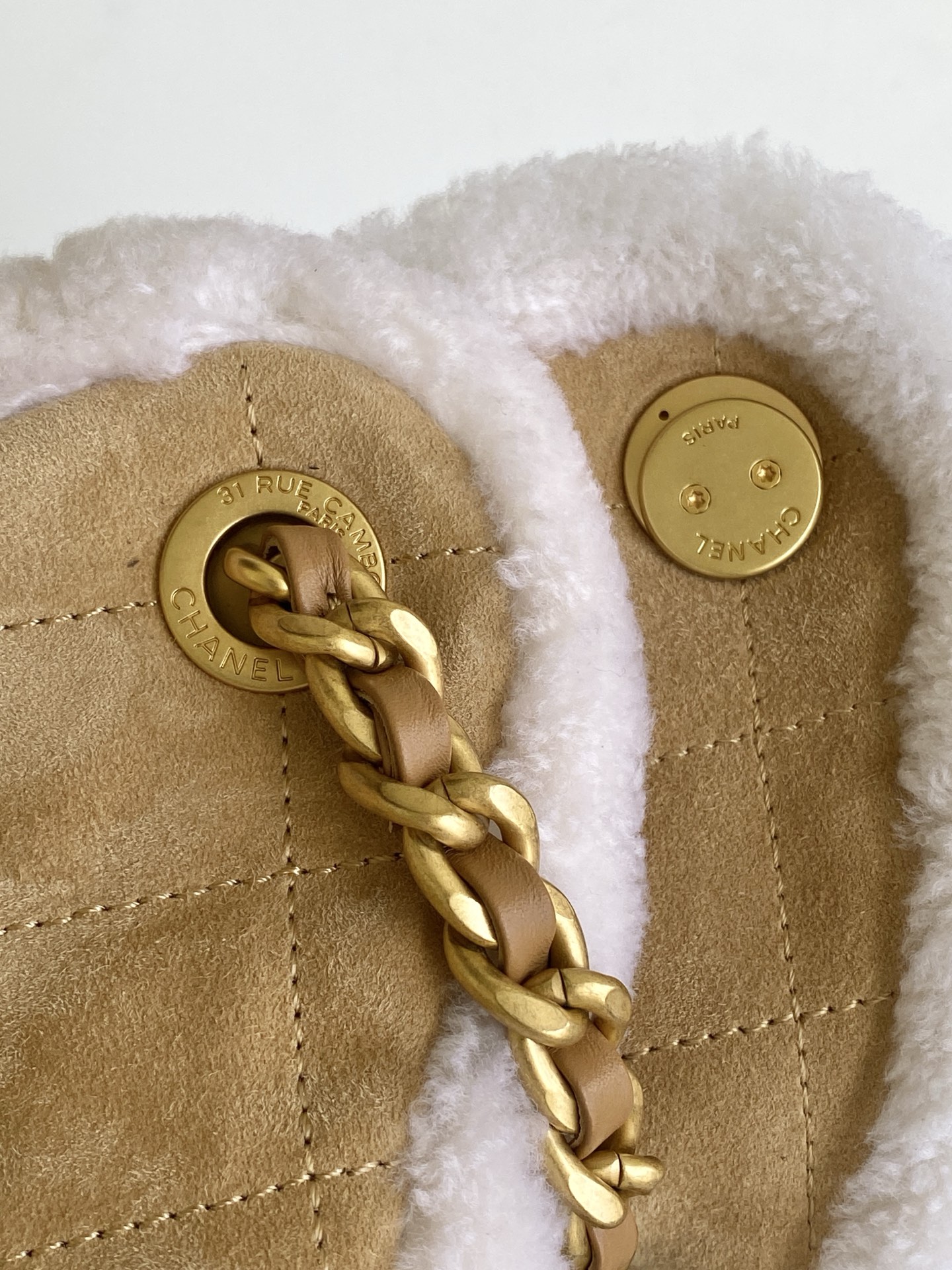 [TOP] CHANEL Hobo Bag with Shearling Trim 26-30-14cm - Brown