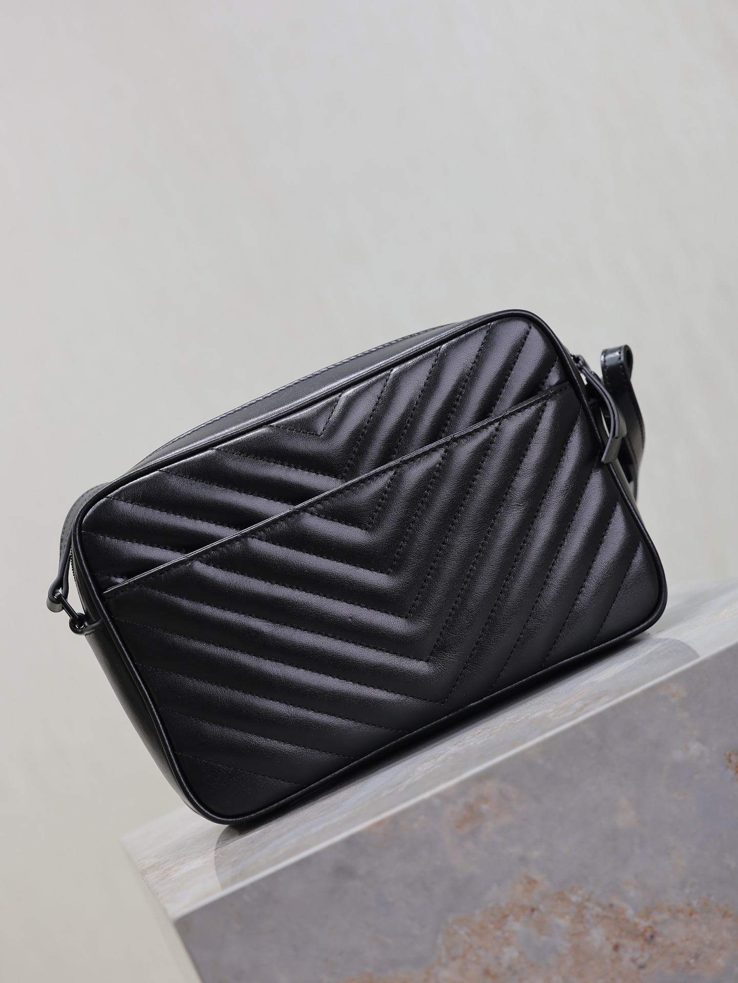 [TOP] Yves Saint Laurent YSL LouLou Camera Bag 23x16x6cm - Black on Black