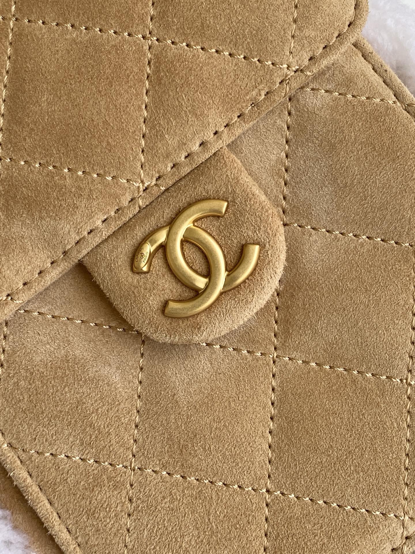 [TOP] CHANEL Hobo Bag with Shearling Trim 26-30-14cm - Brown