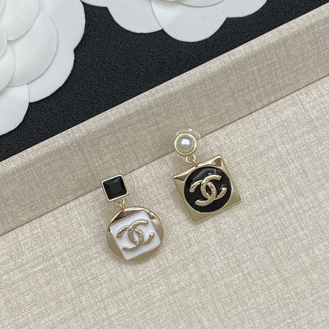 [TOP] CHANEL Earrings - Black and White