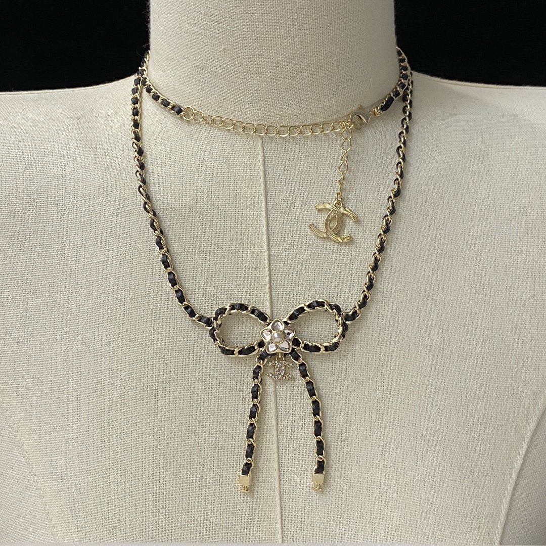 [TOP] CHANEL Sweater Necklace - Gold