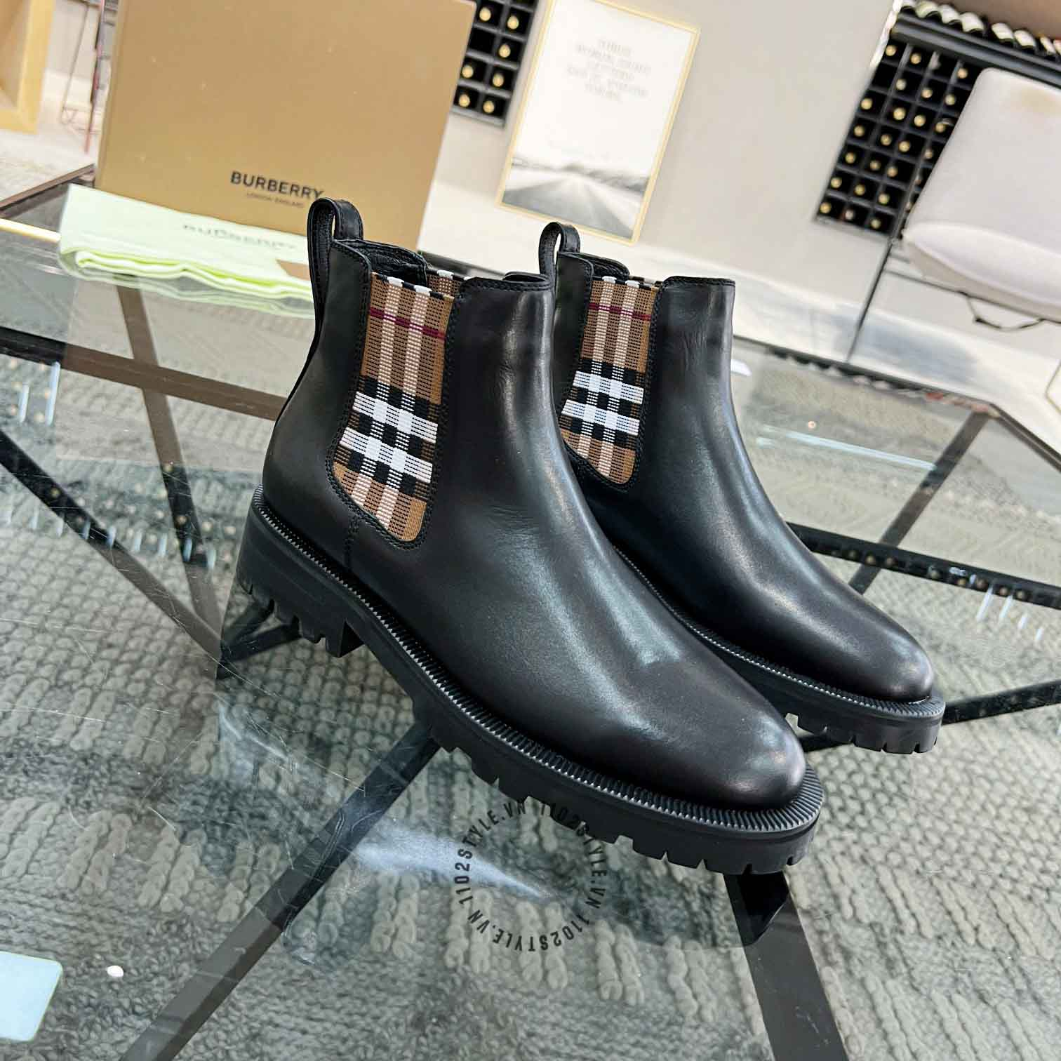 [TOP] BURBERRY  Leather Ankle Boots  - Black