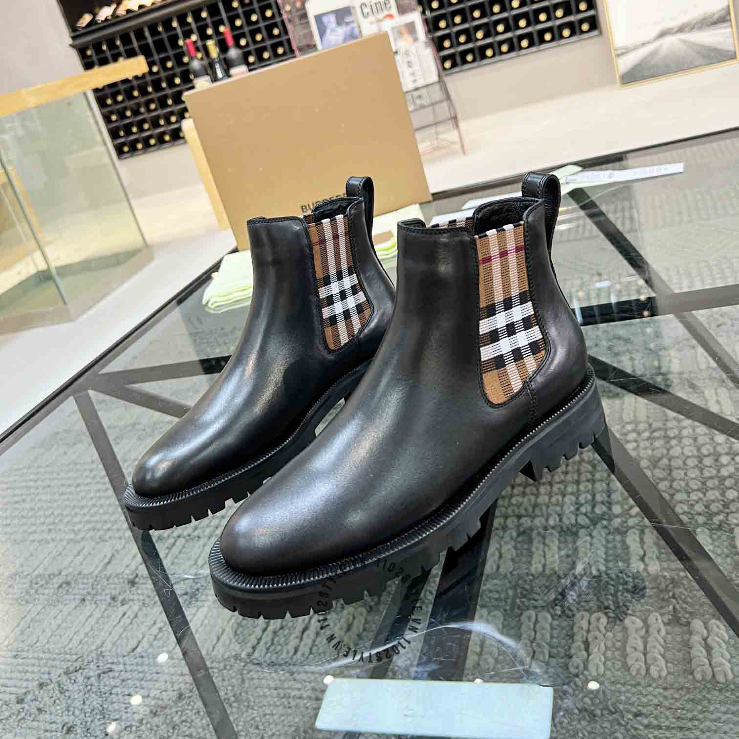 [TOP] BURBERRY  Leather Ankle Boots  - Black