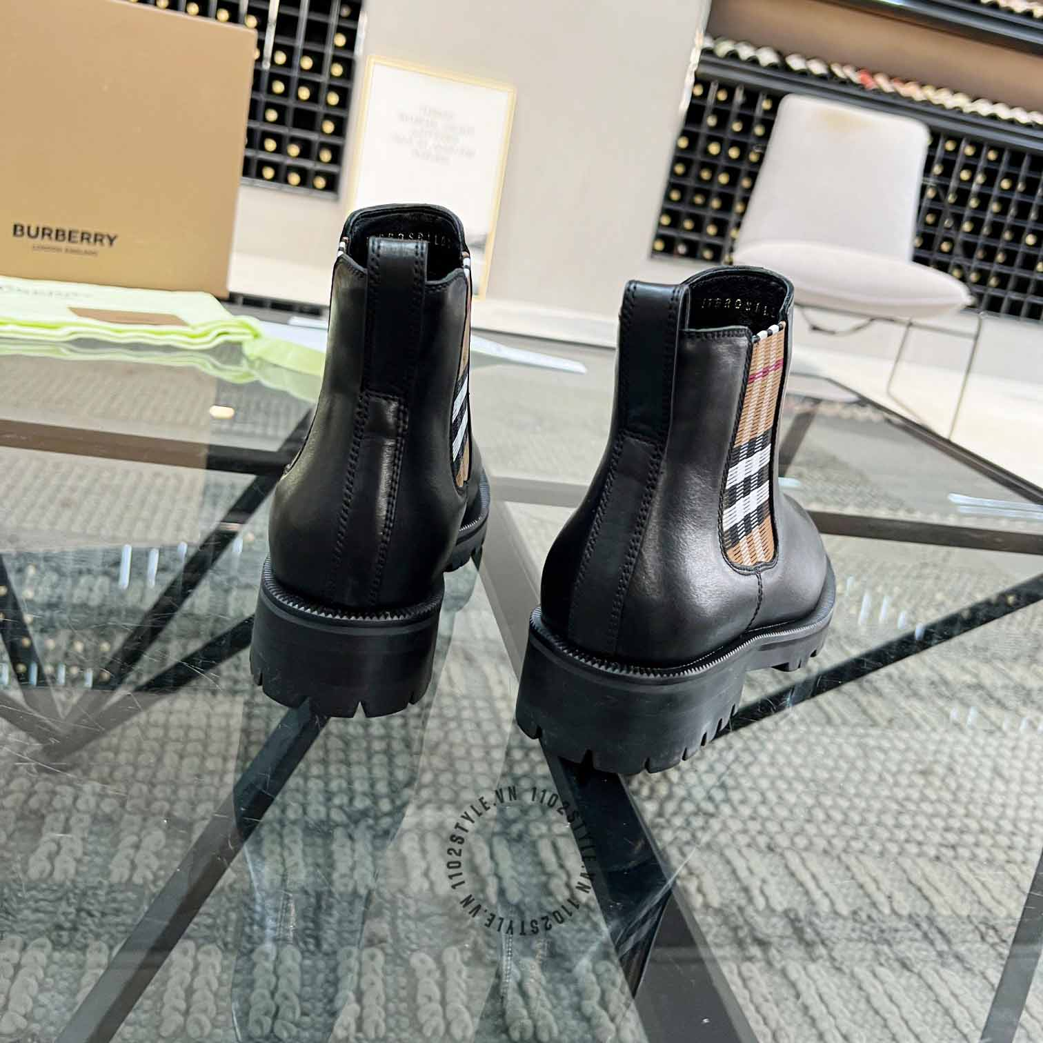 [TOP] BURBERRY  Leather Ankle Boots  - Black