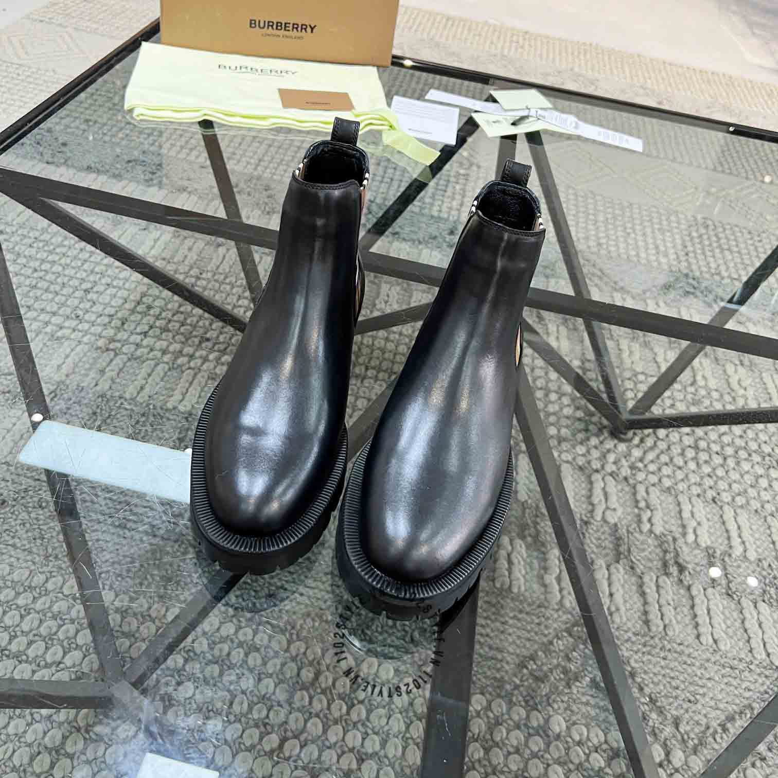 [TOP] BURBERRY  Leather Ankle Boots  - Black