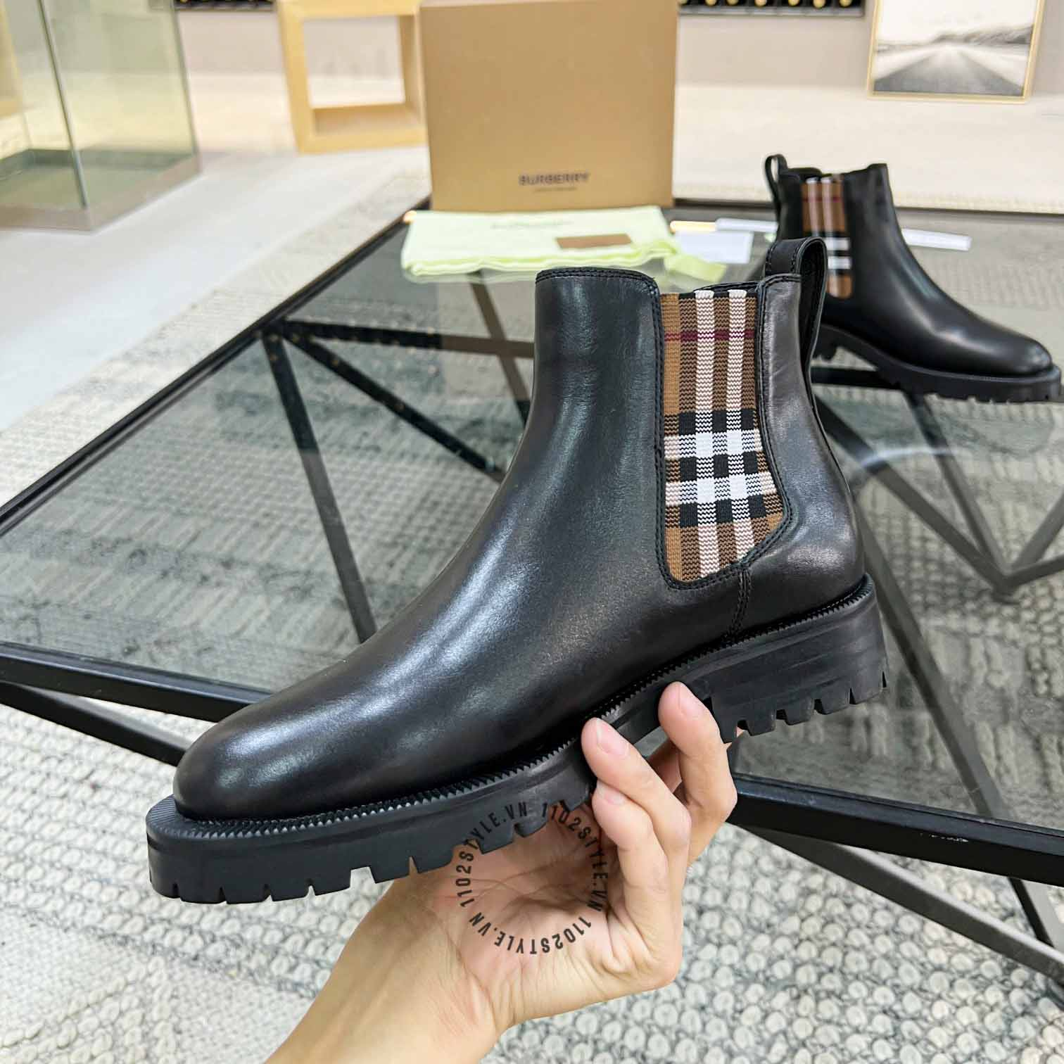 [TOP] BURBERRY  Leather Ankle Boots  - Black