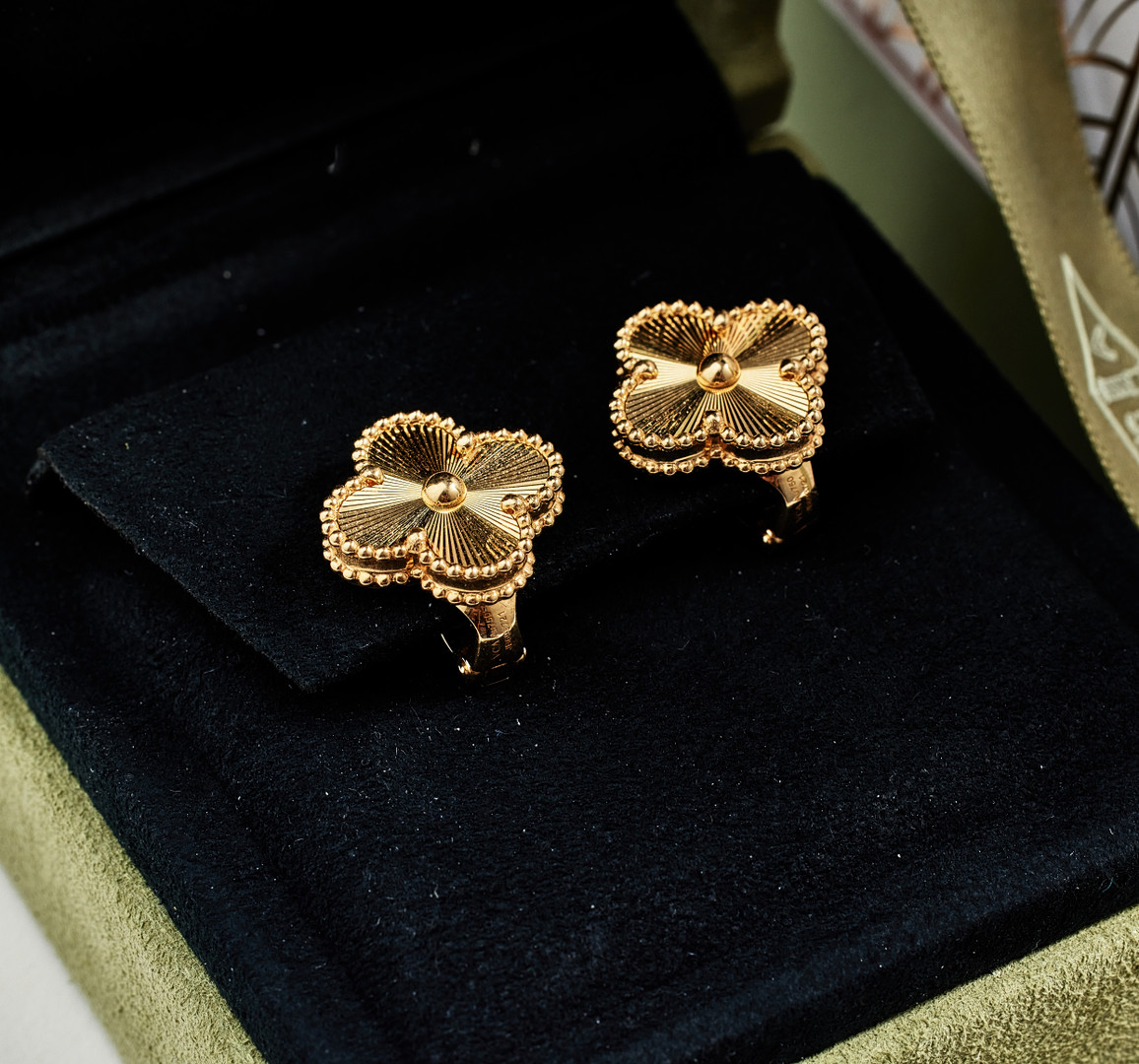 [TOP] Van Cleef & Arpels VCA Vintage Alhambra Earrings - Gold